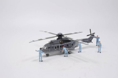 Mühendislerden oluşan bir ekip helikopterin motorlarını kontrol ediyor. 