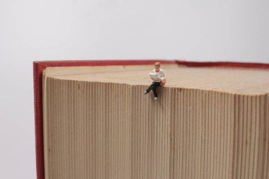 Arka plan eğitimi ya da iş konsepti olarak kitap üzerinde oturan insanlar