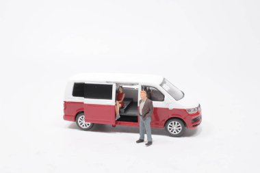 Ölçekli minibüsü olan mini figür.