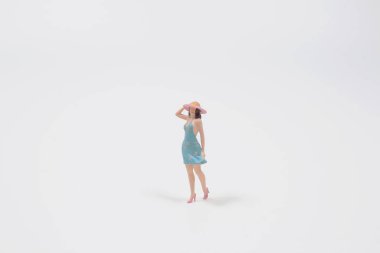 Beyaz panodaki seksi mini kadın. 