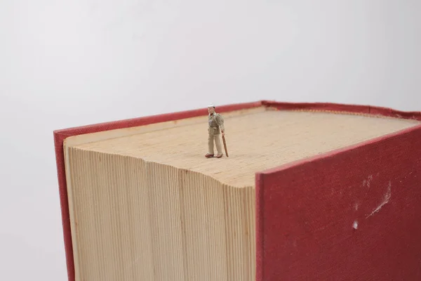 Σύκο Του Ανθρώπου Που Περπατάει Ανοιχτό Βιβλίο Κοντινό Πλάνο — Φωτογραφία Αρχείου