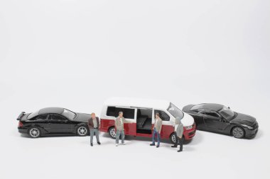 Oyuncak arabalı iş figürü.