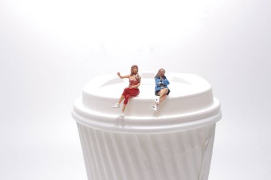 Mini figür bardak kılıfına oturur.