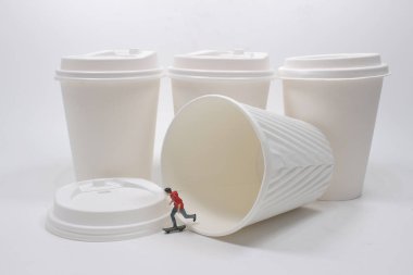 Mini figür kaykayla oynuyor.