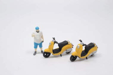 Beyaz tahtanın üzerindeki küçük figürün eğlencesi. 