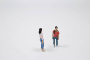 Beyaz tahtanın üzerindeki küçük figürün eğlencesi. 