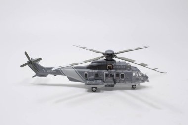 14 Eylül 2020, beyaz arka planda plastik model gri bir helikopter.