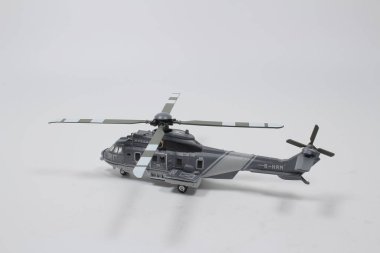 14 Eylül 2020, beyaz arka planda plastik model gri bir helikopter.