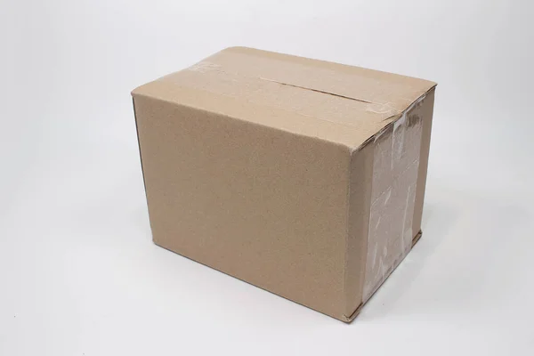 Beyaz Arkaplanda Yansıması Olan Bir Karton Kutu — Stok fotoğraf