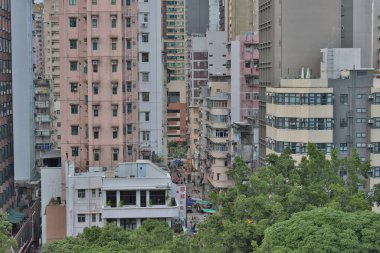 Yerel ve uluslararası alışverişin genel olarak daha düşük fiyatlarla bir karışımı. Yau Ma Tei, 23 Eylül 2020