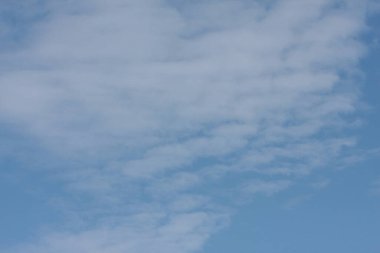 Mavi ve berrak bir gökyüzü