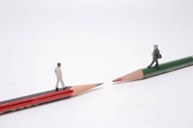 Kalemle yürüyen mini insanlar.