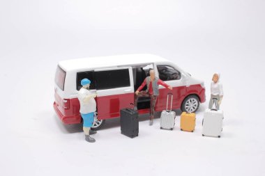 Minik bir heyet lüks minibüse doğru yürüyor.