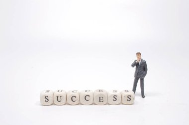 Metin başarısının ahşap titreşimi figürle