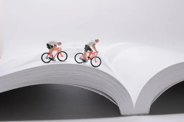 Мини Люди Маленькие Фигурки Велосипеде Открытой Книге — стоковое фото