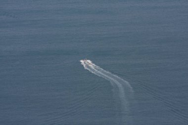 22 Eylül 2007 'de berrak su koyunda yelkenli tekneli güzel bir koy. 