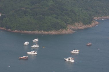 22 Eylül 2007 'de berrak su koyunda yelkenli tekneli güzel bir koy. 