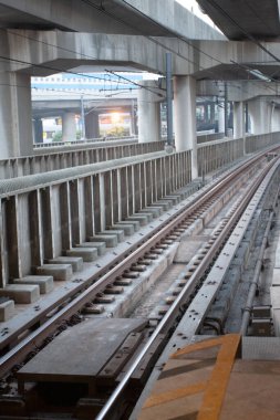 30 Eylül 2007 'de boş bir metro platformundaki metro raylarına bakıyorum.