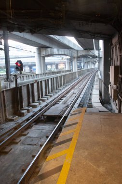 30 Eylül 2007 'de boş bir metro platformundaki metro raylarına bakıyorum.