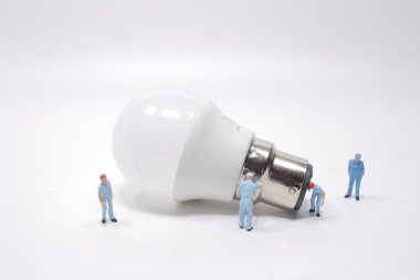 yaratıcı bir fikir, güç ya da enerji üreticisi konsepti, minyatür insanlar