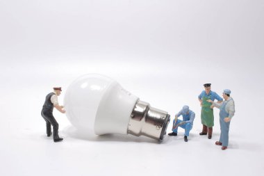 bir işletme yaratıcı fikri, enerji veya enerji üreticisi konsepti, minyatür insanlar