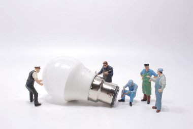 bir işletme yaratıcı fikri, enerji veya enerji üreticisi konsepti, minyatür insanlar