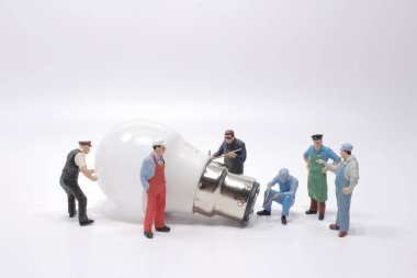 bir işletme yaratıcı fikri, enerji veya enerji üreticisi konsepti, minyatür insanlar