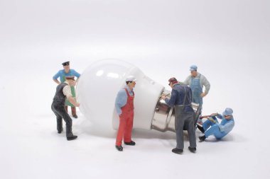 bir işletme yaratıcı fikri, enerji veya enerji üreticisi konsepti, minyatür insanlar