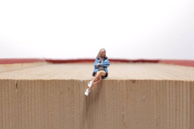 Mini insanlar kitap, eğitim veya iş konseptiyle okuyorlar.