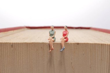 Mini insanlar kitap, eğitim veya iş konseptiyle okuyorlar.