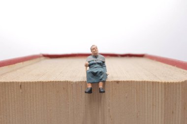 Mini insanlar kitap, eğitim veya iş konseptiyle okuyorlar.