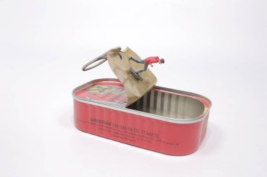 Mini figür kaykayı konserve kutusunda çalıyor.