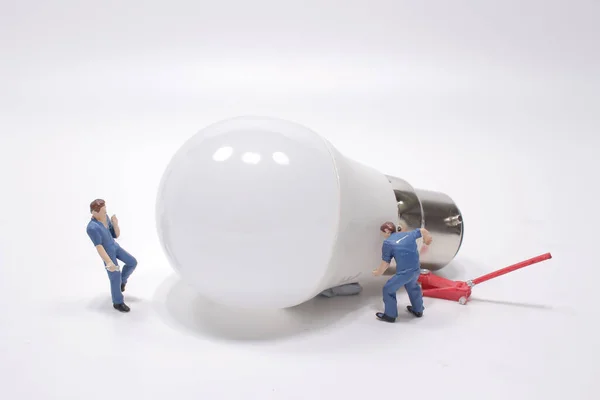 Een Business Creatief Idee Macht Energie Generator Concept Miniatuur Mensen — Stockfoto