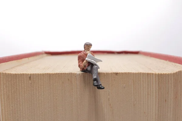 Mini Pessoas Lendo Com Livro Educação Conceito Negócio — Fotografia de Stock