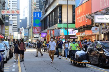 Mongkok bölgesi. Mong Kok, 3 Ekim 2020 'de eski ve yeni çok katlı binalarla karakterize edilmiştir.