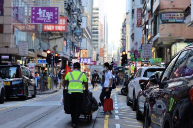 Profesyonel bir temizlikçi 3 Ekim 2020 'de şehir caddesinde çalışıyor.