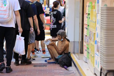 Mong kok Hong Kong 'da 3 Ekim 2020' de dilencilik yapan evsiz bir dilenci.