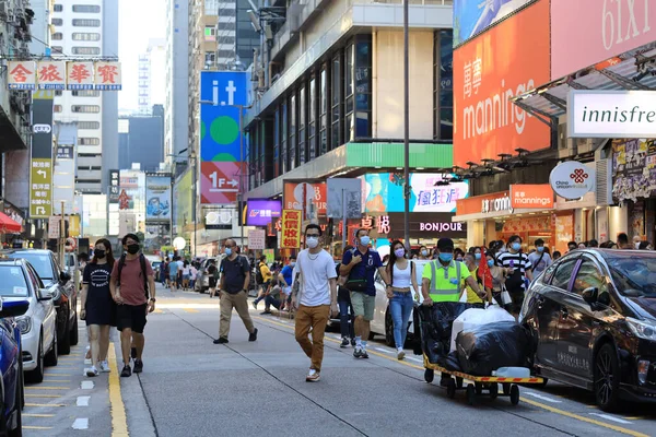 Mongkok bölgesi. Mong Kok, 3 Ekim 2020 'de eski ve yeni çok katlı binalarla karakterize edilmiştir.