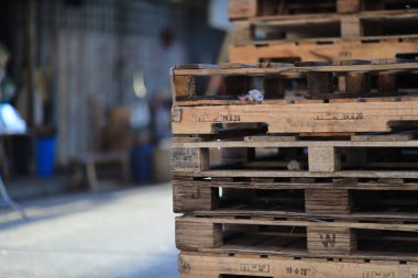 3 Ekim 2020 'de bir geri dönüşüm alanında çok büyük palet yığınları var.