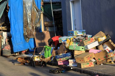 3 Ekim 2020 'de kağıt ve kartonlar, Hong Kong caddesinde toplandı.