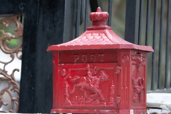 Roter Briefkasten Mit Post Vor Der Tür September 2007 — Stockfoto