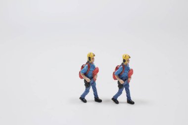 Acil servis doktoru ve hemşire ambulansın önünde duruyor.