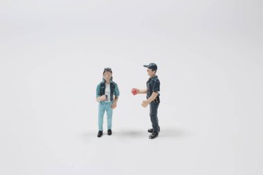 Bir figür birlikte dışarıda eğleniyor.