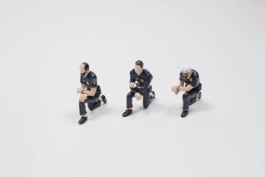  Bir dizinin üzerinde duran biblo, siyah hayatlar önemli bir kavram