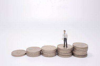 Emeklilik planı kavramı. Minyatür insanlar