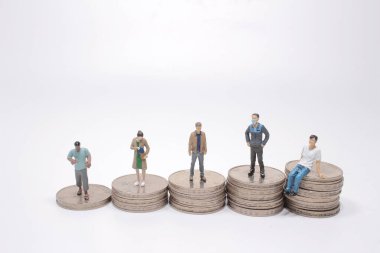 Emeklilik planı kavramı. Minyatür insanlar