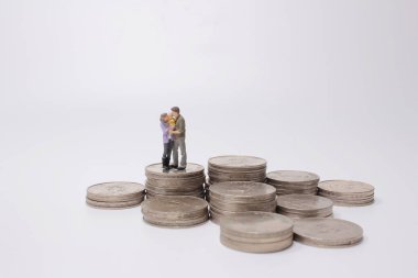 Emeklilik planı kavramı. Minyatür insanlar