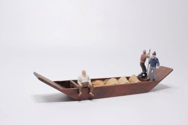 Tahta sırıklı bambu çatılı bir tekne.