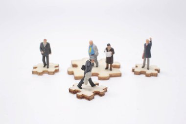 Sosyal Medya Bulmaca Parçaları Üzerinde Küçük İnsanlar