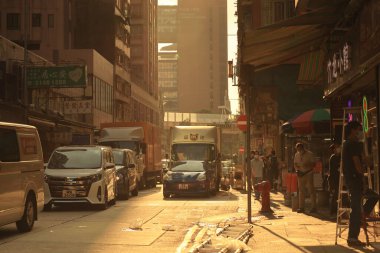 Gün batımında Mong kok caddesinin snape çekimi, hk 10 Ekim 2020